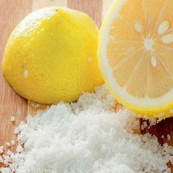Làm trắng dây chuyền bạc với hỗn hợp chanh và muối