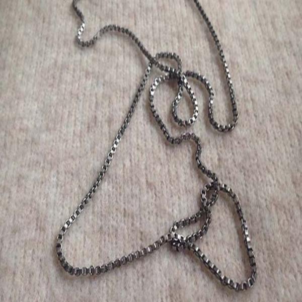 Dây chuyền bạc bị xỉn màu do tiếp xúc nhiều với mồ hôi