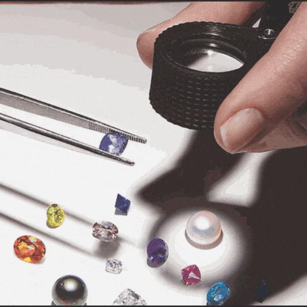 Cách nhận biết đá Sapphire bằng kính lúp được nhiều người lựa chọn