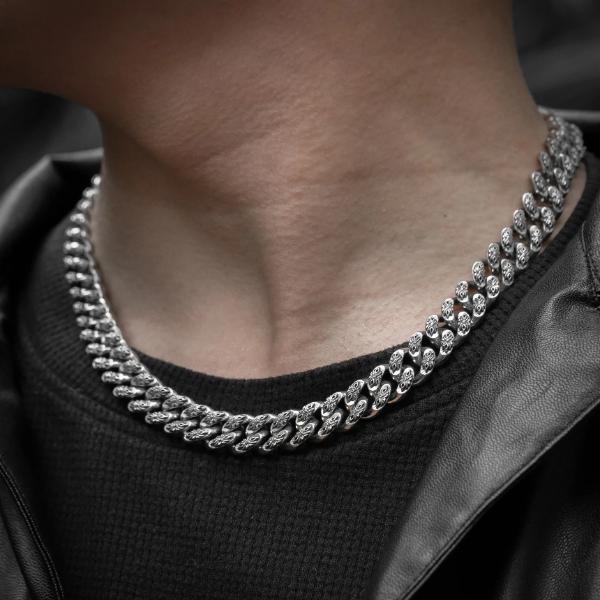 Chọn dây chuyền bản to để thể hiện sự trẻ trung, năng động