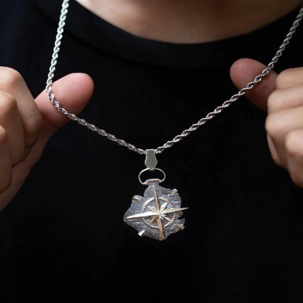 Kết hợp dây chuyền bạc có mặt cùng trang phục tối màu