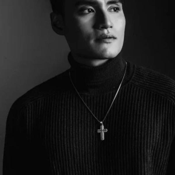 Phối dây chuyền sợi mảnh cùng áo len