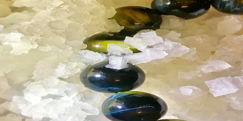 Sử dụng muối biển trắng cũng là phương pháp để tẩy năng lượng cho đá mắt hổ