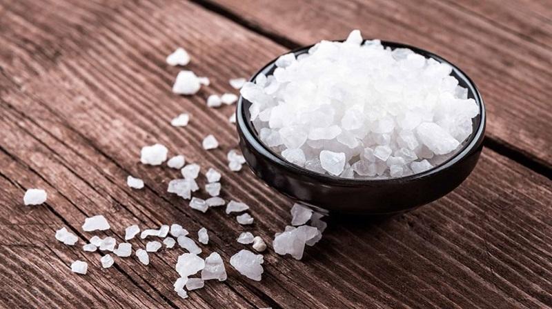 Tắm nước ấm hoặc nước muối