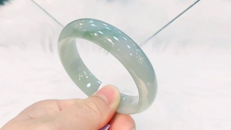 Vòng cẩm thạch thật khi gõ sẽ nghe âm thanh vang trong
