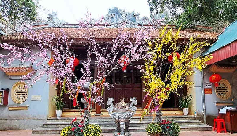 Cổng Tam Quan của đền thường được xây dựng theo kiểu cổng vòm ba cửa