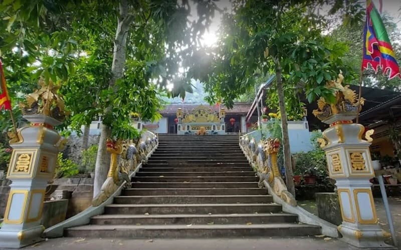 Được tổ chức vào mùa xuân hoặc mùa thu, tùy theo quyết định của ban quản lý đền