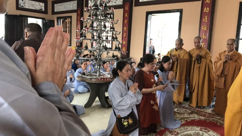 Chờ hương tàn trước khi tiến hành hạ lễ