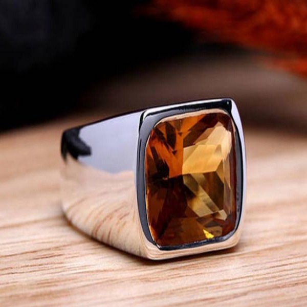 Người mệnh thổ hợp đeo nhẫn màu vàng đất