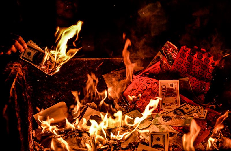 Nên hóa vàng thần linh vào ngày giờ nào để cầu may mắn?