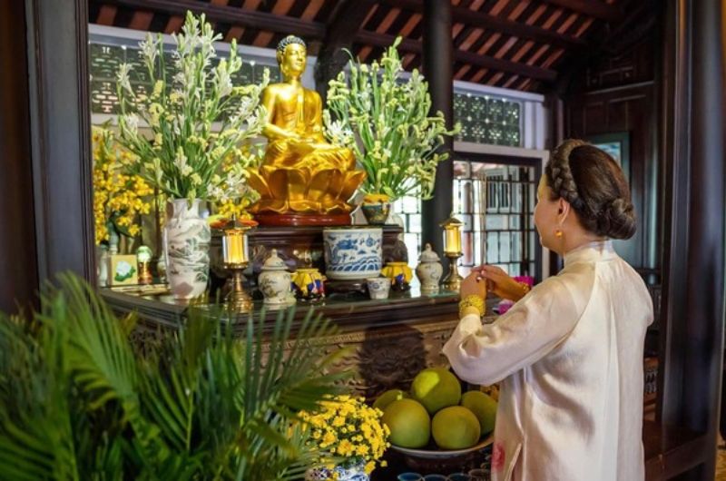 Chuẩn bị vật phẩm bày trí trên bàn thờ Phật