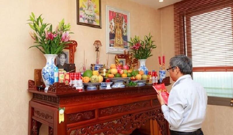 Tham khảo lịch vạn niên là cách đơn giản và phổ biến nhất để tìm ngày đẹp