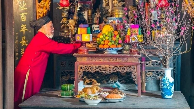 Trước khi chuyển bàn thờ, gia chủ cần thắp hương và báo cáo bằng với gia tiên