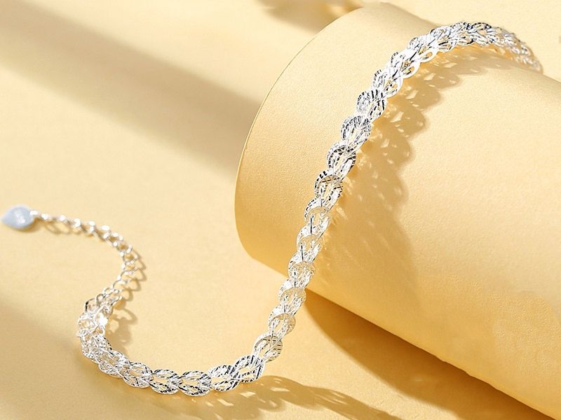 Bạn nên tháo vòng bạc khi tắm để giữ được độ sáng bóng cho sản phẩm