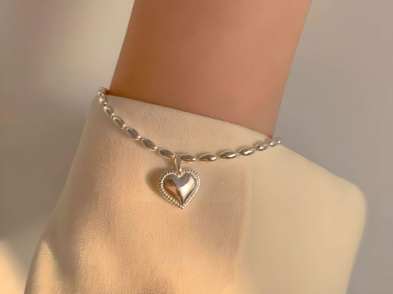 Có nên đeo vòng bạc khi tắm là thắc mắc của đa số khách hàng khi sử dụng