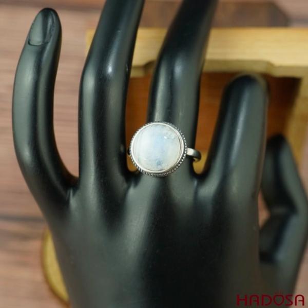 Có thể đeo đá mặt trăng vào thứ 2,3,5 để thu hút tài lộc