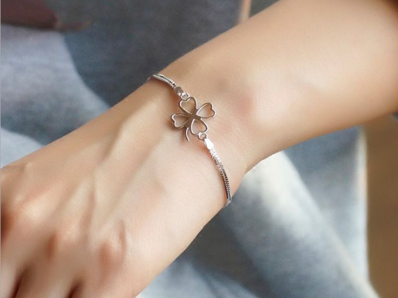 Con gái nên đeo vòng bạc tay nào là câu hỏi thường gặp đi mua trang sức