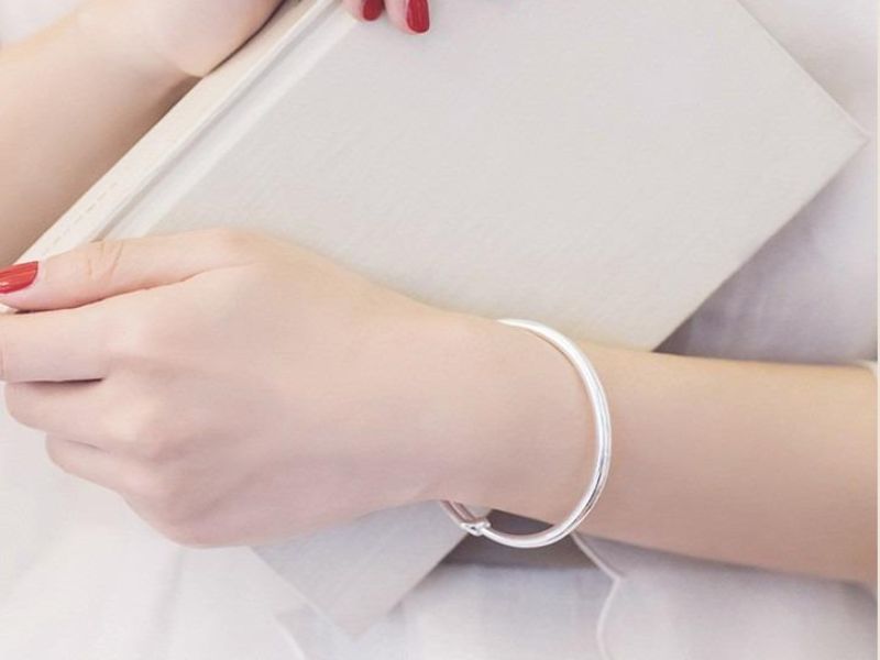 Bạn gái đeo vòng bạc trên tay trái giúp mọi việc đều thuận lợi