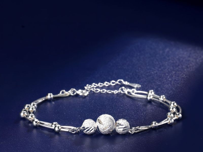 Hãy quan sát cánh tay và lựa chọn chiếc vòng tôn lên ưu điểm của bản thân