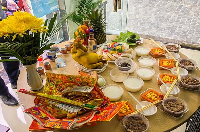 Bàn thờ nên được dọn dẹp sạch sẽ, phủ khăn mới