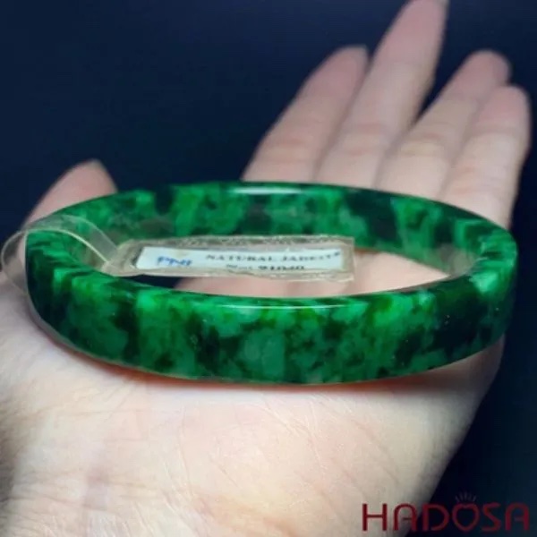 Giá vòng cẩm thạch phụ thuộc vào mẫu mã, thương hiệu