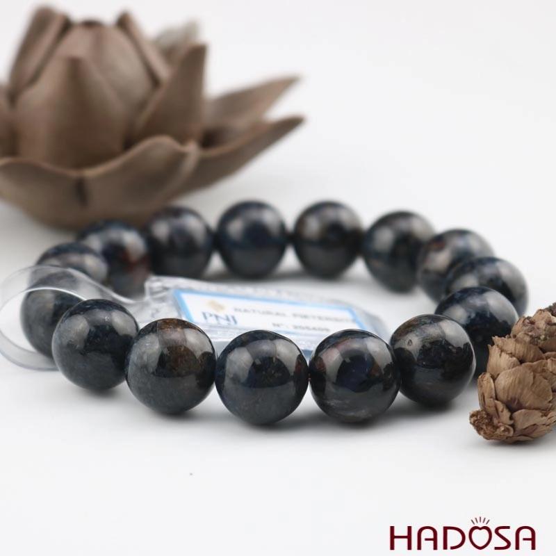 Đá còn được gọi là Pietersite