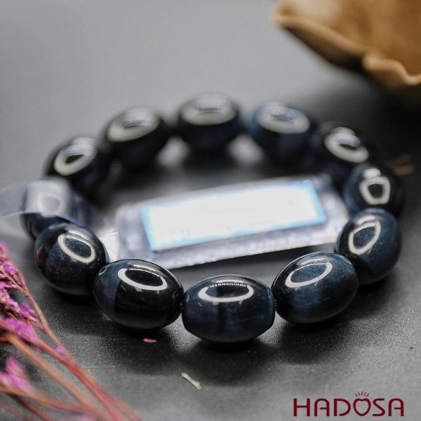 Vòng đá mắt hổ màu xanh đen giá bao nhiêu?