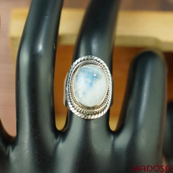 Đá mặt trăng giúp giảm các cơn đau đầu