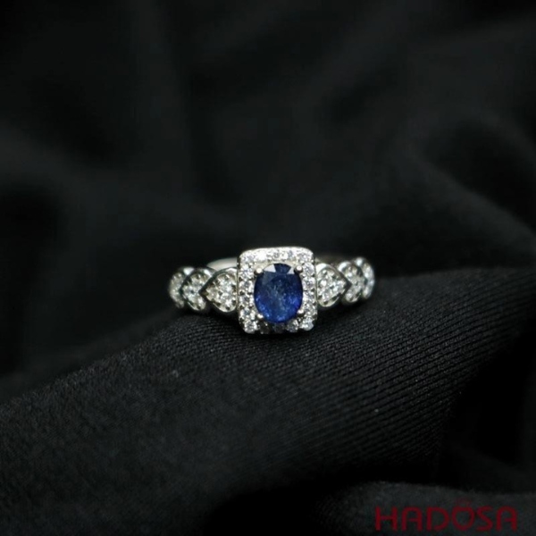 Đá Sapphire màu xanh dương đậm phù hợp người mệnh Mộc và Thủy