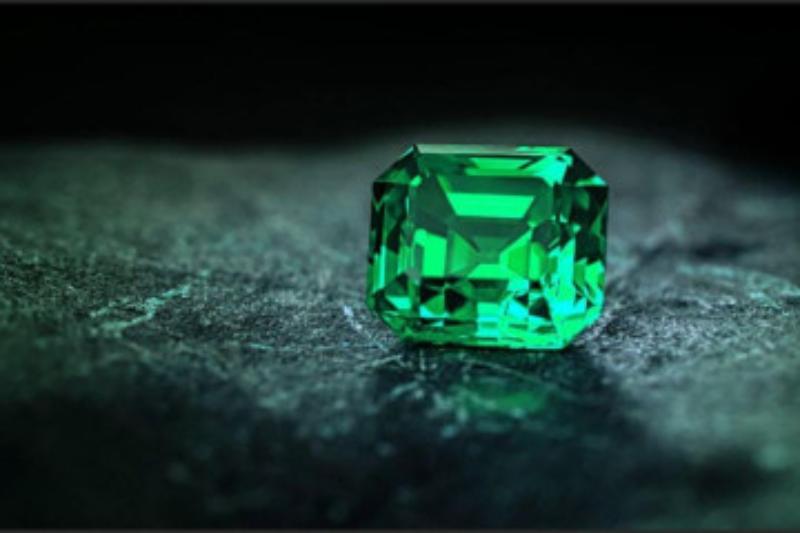 Đá Topaz xanh lá cây đại diện cho sự sinh trưởng