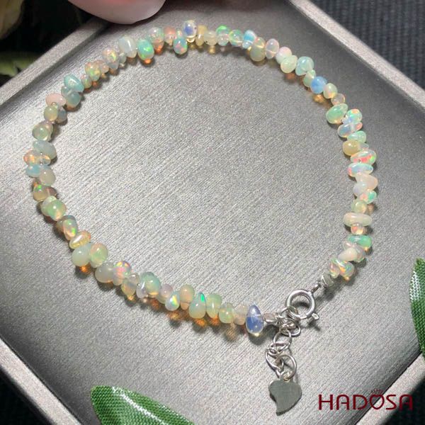 Phân biệt vòng đá Opal thật giả nhờ quan sát và công cụ hỗ trợ