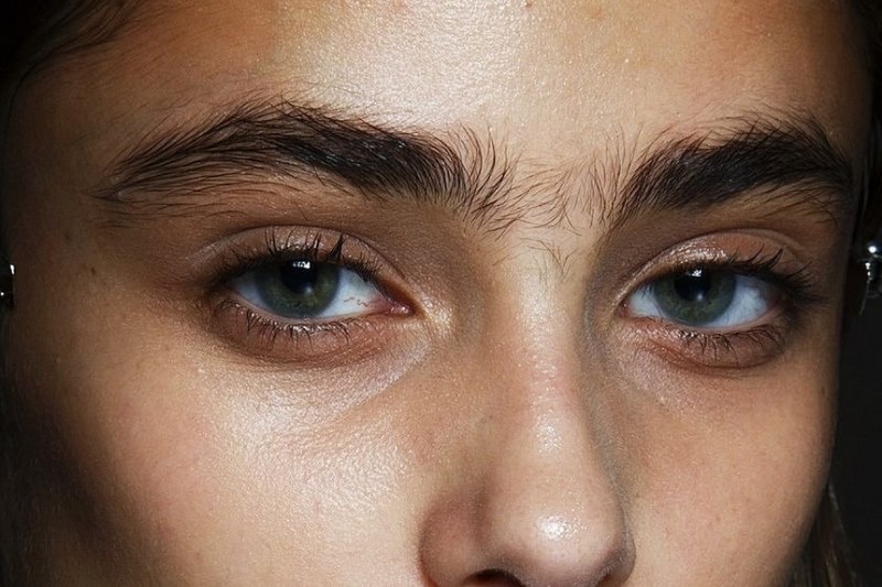 Lông mày xuôi, phủ kín xương hốc mắt