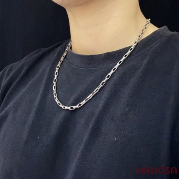 Nam đeo dây chuyền chế tác từ bạc vừa lịch lãm, mạnh mẽ vừa thời trang