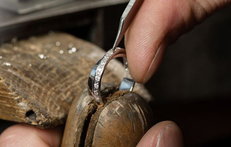 Đến cửa hàng để sửa chữa nếu trang sức có vấn đề