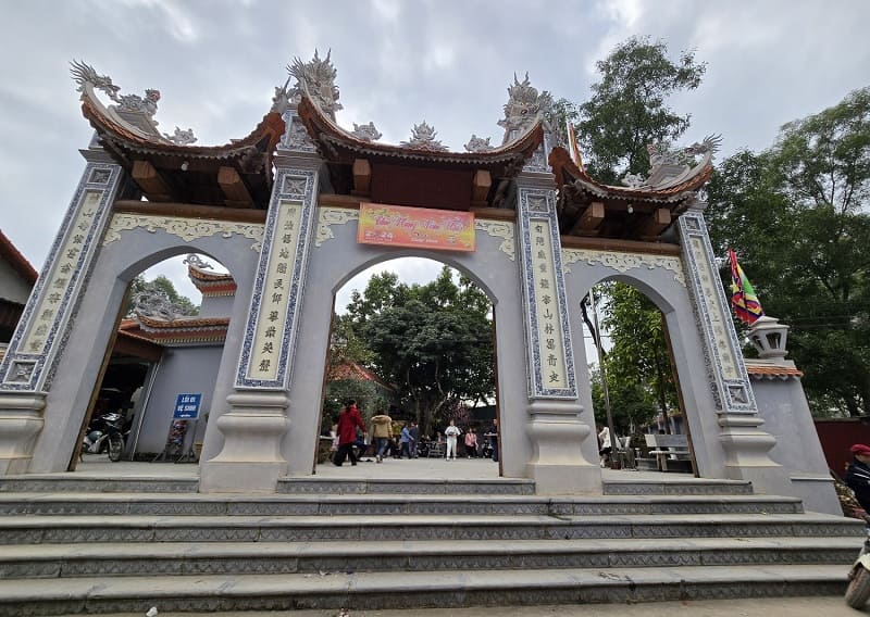 Theo truyền thuyết, Đền Quan Giám Sát được xây dựng để thờ Quan Lớn Đệ Nhị