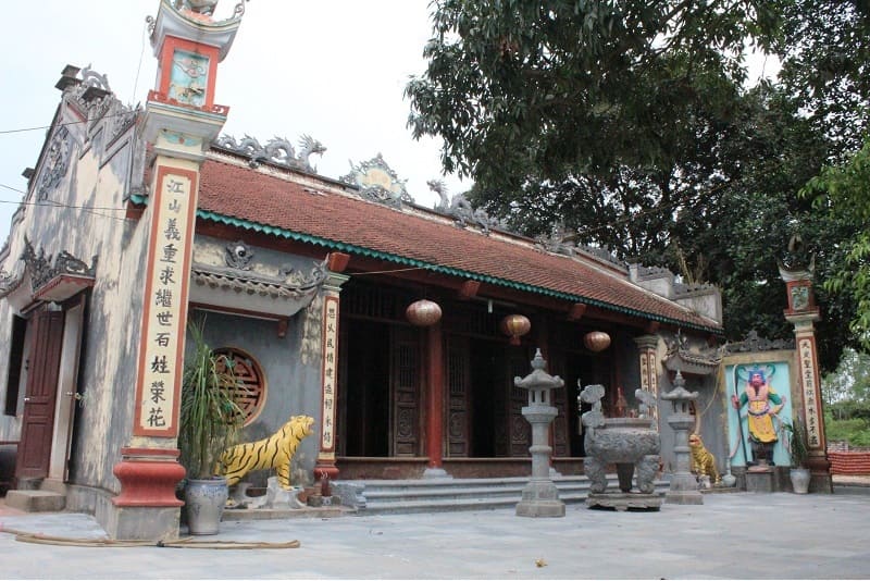 Đền ban đầu được xây dựng theo kiểu chữ Nhất, với thiết kế đơn giản