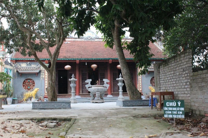 Mái lợp ngói âm dương với các hình tượng rồng và phụng, tạo nên một tổng thể hài hòa