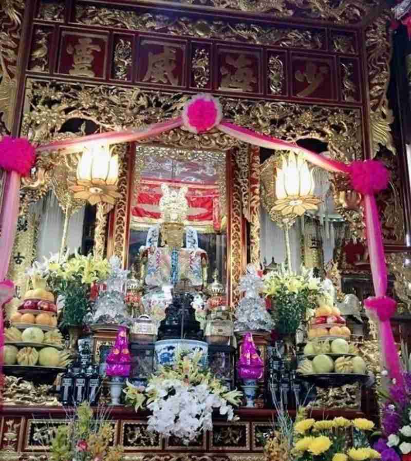 Không gian thờ cúng của ngôi đền Quan Lớn Đệ Tam