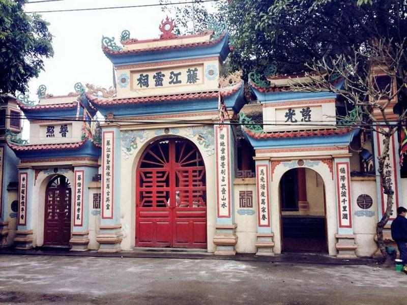 Đền Xích Đằng thờ Quan Lớn Đệ Tam nằm cạnh con sông