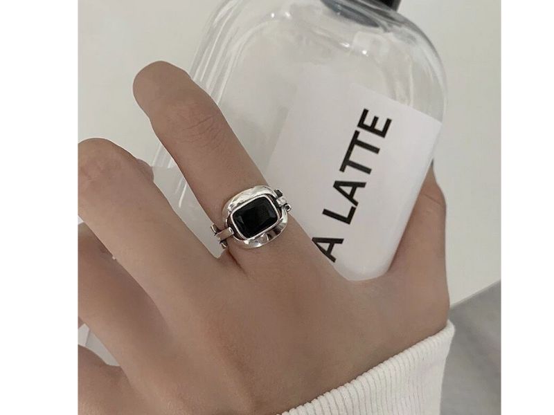 Cần vệ sinh bạc thường xuyên để giữ được độ sáng bóng của sản phẩm