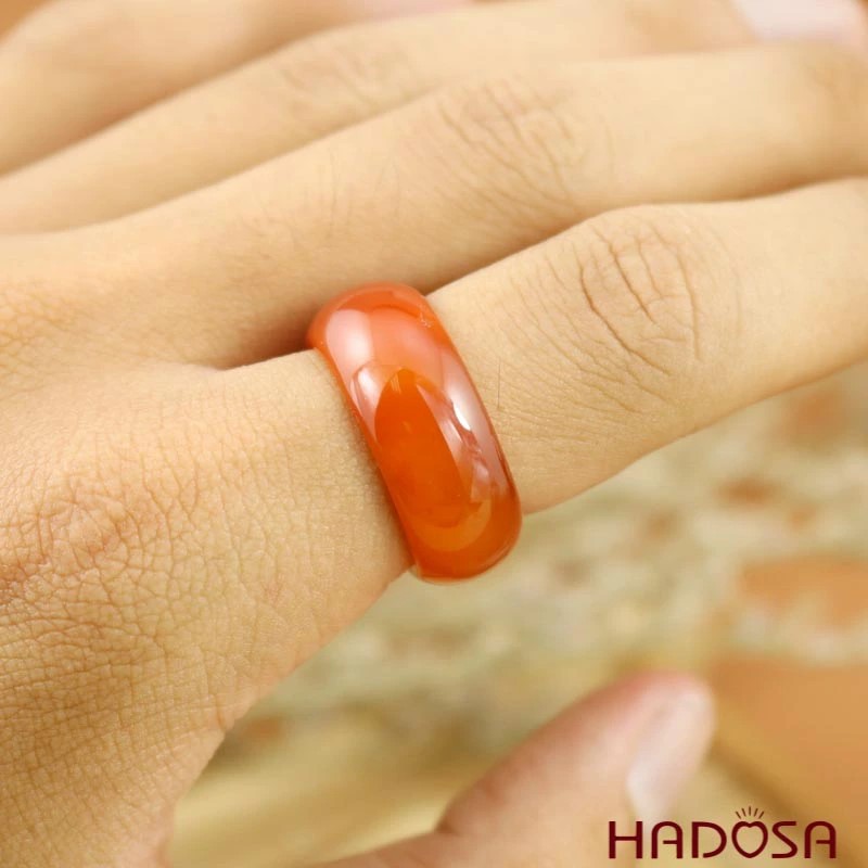 Đeo nhẫn được làm từ đá mã não giúp mang lại năng lượng tích cực