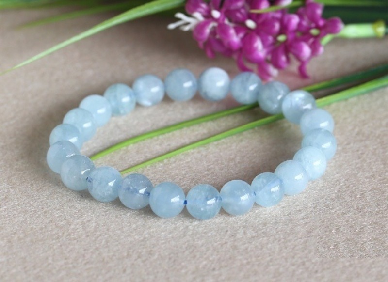 Đeo vòng tay đá aquamarine giúp bạn thư giãn tinh thần và luôn vui vẻ