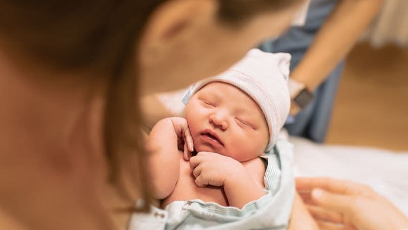 Bố mẹ cần chuẩn bị vật dụng, đồ dùng chu đáo trước khi đưa bé yêu về nhà