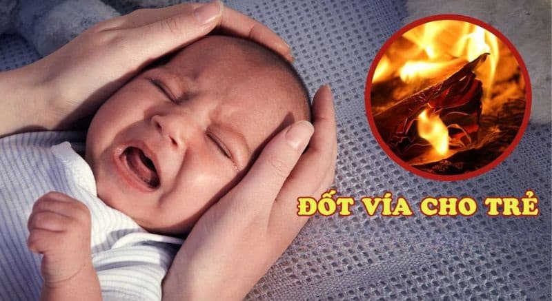 Nếu bé quấy khóc không nín khi về nhà, bố mẹ nên đốt vía cho trẻ