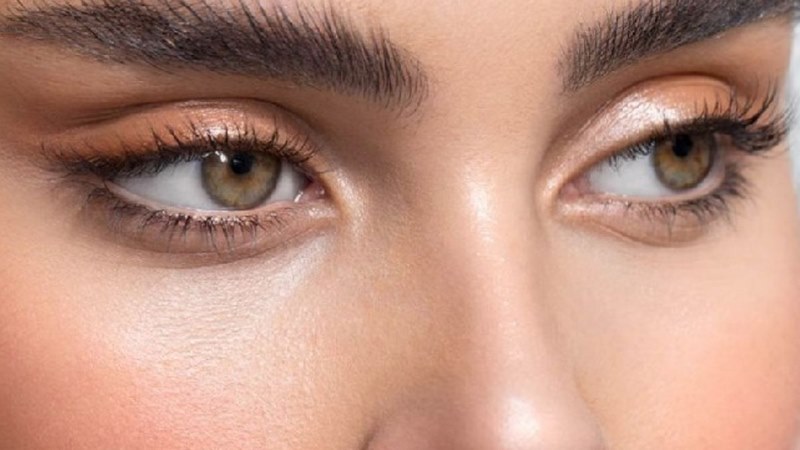 Hiện tượng khi các sợi lông mày dựng lên cách ngẫu nhiên