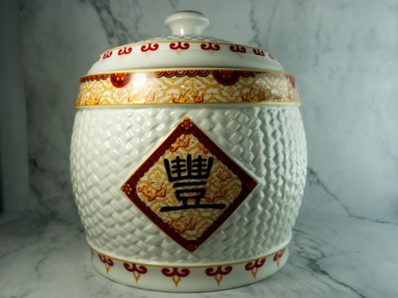 Lựa chọn chất liệu hũ gạo cũng cần được lưu ý