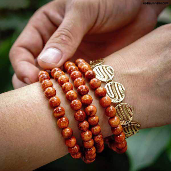 Vòng gỗ huyết long sang trọng
