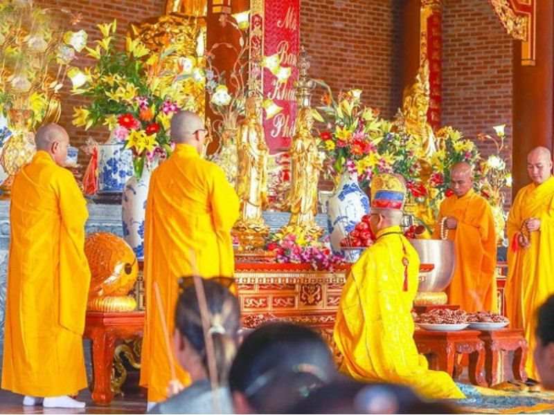 Tiến hành thực hiện nghi lễ tại khu vực chùa chiền