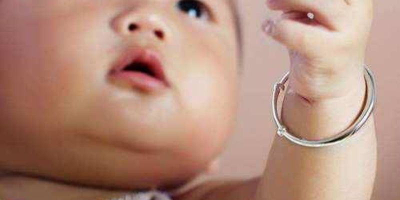 Cha mẹ không nên đeo vòng bạc cho trẻ sơ sinh khi bé quá nhỏ