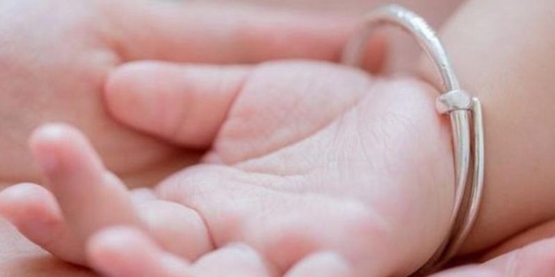 Bố mẹ nên vệ sinh vòng bạc thường xuyên cho bé